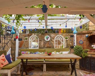 Ebruli Otel - Bozcaada - Patio