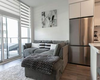 Comfy 1br Condo W Balcony Bbq Pool And Parking - Barrie - Living room
