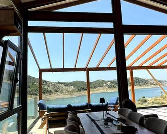 Meria Life Stone House with Lake View in the Nature - İzmir - Olohuone