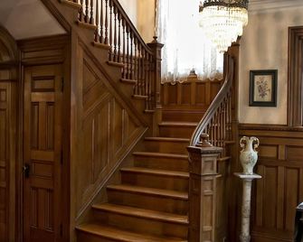 Circular Manor - Saratoga Springs - Trappor