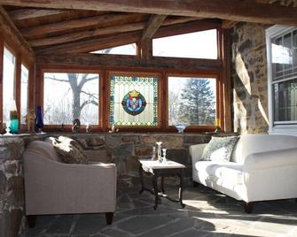Historic stone house in a rural setting - Wind Gap - Living room