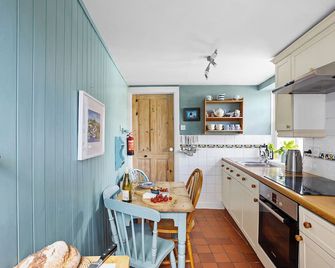 Delightful 2 bed character cottage in Polruan with river views. - Fowey - Kitchen