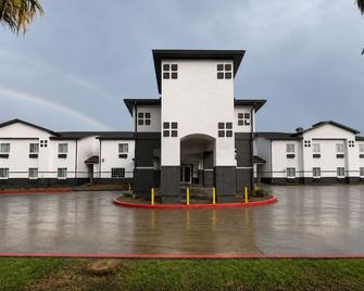 Super 8 by Wyndham Brenham TX - Brenham - Rakennus