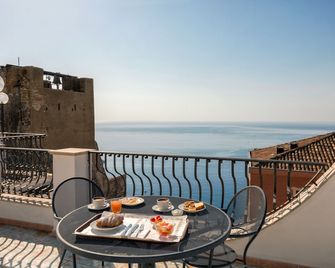 هوتل فيلو دورو - تاورمينا - شرفة