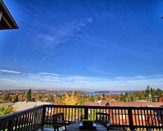 Craftsman with view of Seattle - Seattle - Balcony
