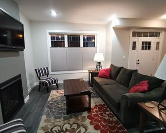 New Home for Business Exec, Professional or Family - Close to U of S and RUH - Saskatoon - Living room