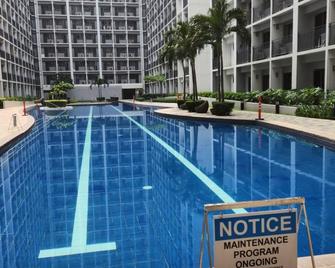 Shore 2 Residence 1 Br W/Balcony Near Moa & Airport - Pasay - Pool