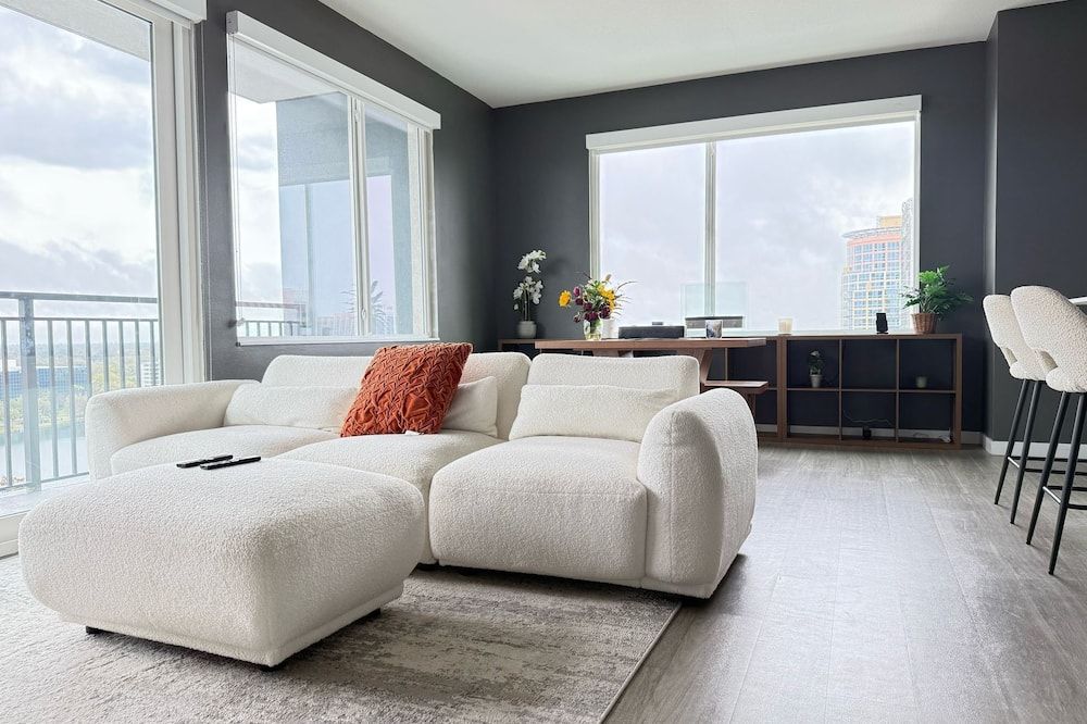 Luxury Downtown Retreat with Breathtaking City & Lake Views - אורלנדו - סלון