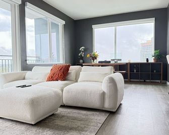 Luxury Downtown Retreat with Breathtaking City & Lake Views - אורלנדו - סלון