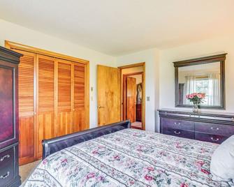 Russell Springs Getaway, 10 Mi to Lake Cumberland! - Russell Springs - Bedroom