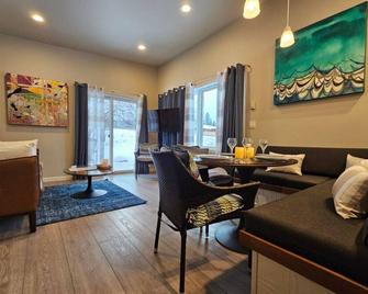 Sunflower Resort ConeflowerCabin is in the ultra-quiet Winthrop South community, with a 5 minute walk to downtown on the pedestrian trail. - Winthrop - Living room