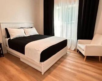 3-bedroom house in welcoming Eleuthera with WiFi, AC - Cape Eleuthera - Bedroom