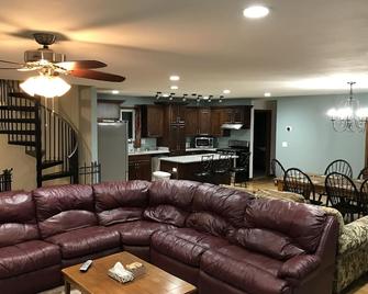 4 Bdrm 4 Bath Lake front Lake Sinissippi home - Juneau - Living room