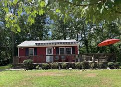 Small cozy cabin with grill & fire pit close to beaches, skiing, biking and URI. - South Kingstown - Building