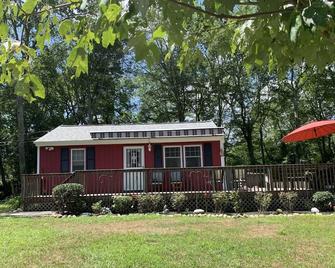 Small cozy cabin with grill & fire pit close to beaches, skiing, biking and URI. - South Kingstown - Building