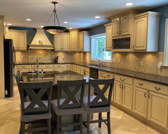 Long or short term avail Pool, Hot Tub, King Suite, Bball Court, Tampoline- - Marcus Hook - Kitchen