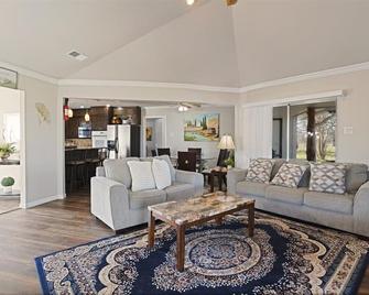 Charming Farm House-10 Mins To Laketexoma/Starlinkwifi/Hottub/Zipline/Trampoline - Calera - Living room