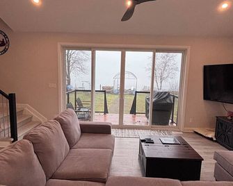 Cozy River Home - Kemptville - Living room