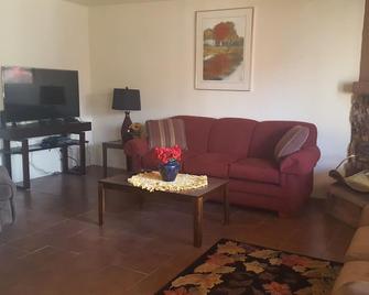 Comfortable home away - Sierra Vista - Living room