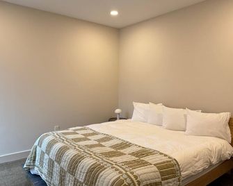 4-bedroom cabin in nice Coloma with fitness room, AC, WiFi - Coloma - Bedroom