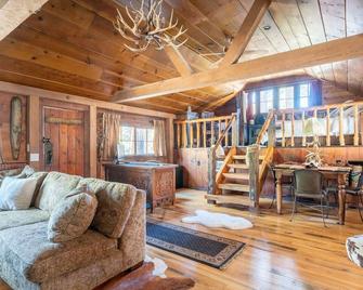 K- Mr · Hot Tub, Fireplace, Wifi, Moonlight Retreat - Wrightwood - Living room