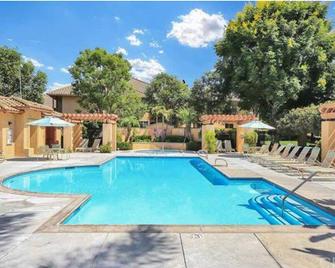 3 bedroom modern home with pool area at the Tustin Marketplace -15 minutes to Disneyland - Tustin - Pool