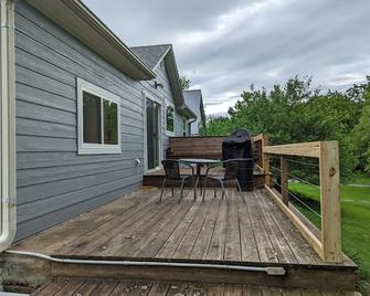 Barleans-Cozy Cabin Conveniently Located - Spirit Lake - Patio