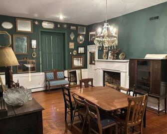MidMountain Retreat, a budding arts space in a historic home on the James River - Natural Bridge Station - Dining room