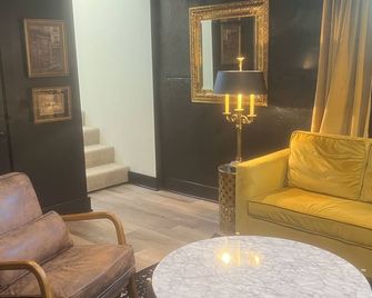 Charming 3-bedroom cottage with WiFi and AC in beautiful Geneva - Geneva - Living room