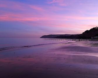 Parterre Holiday Apartments - Sandown - Beach