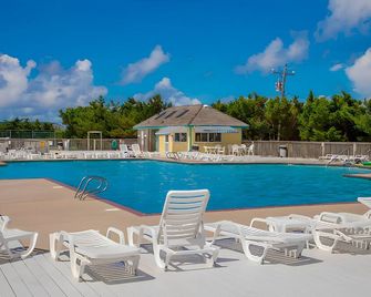 Unique Octagon Obx Home: Steps To The Beach, Deck, Pool, Wifi - Avon - Pool