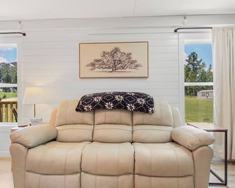 Lake Eufuala retreat - 3BD, 2BA home in Eufaula with Com Boat Launch & Pool - Eufaula - Soggiorno