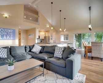 Family Home on Lake Chelan with Mtn + Lake View! - Manson - Sala de estar