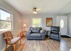 Well-Equipped Morehead City Home about 5 Mi to Beach! - Morehead City - Living room