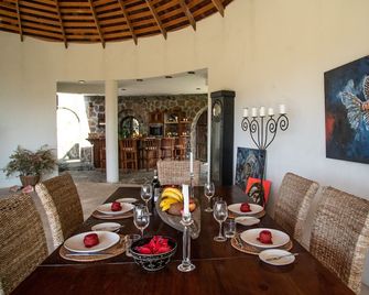 Your own historic sugar mill that can be booked for a vacation of a lifetime! - Biabou - Dining room