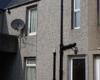 8 Firth Square - Kirkwall - Building