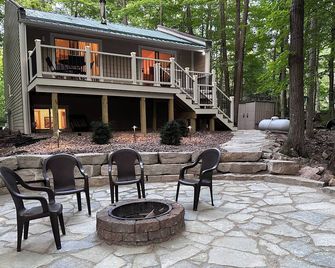 The best patio and firepit at The Cat's Lair in the woods! Level 2 EV charger! - Egg Harbor - Patio