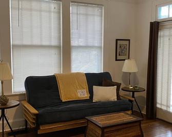 Lovely Studio, Private Entrance, Porch, & Parking - Fort Myers - Living room