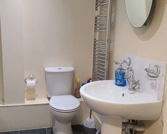 1 Bed Flat - Sleeps 4 - Parking - Wifi - Luton - Bathroom
