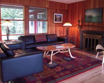 Charming 3-Bedroom House Near Village and Olympic Venues - Lake Placid - Living room