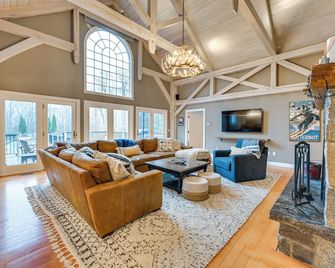 Monterey Home w/ Hot Tub, Pool & Game Room! - Monterey - Living room