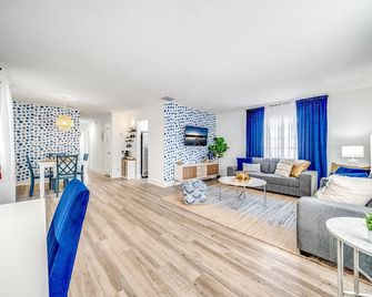 Chic and Central Condo - Palm Wave Says - Coconut Creek - Living room