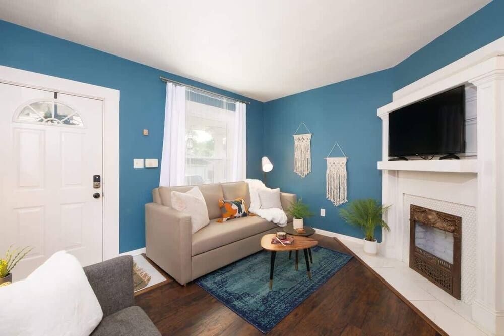 Historic Home in Ohio City Near W25! - كليفيلاند (أوهايو) - غرفة معيشة