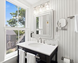 Carlisle House Inn - Nantucket - Bathroom