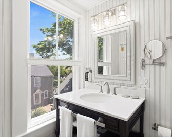 Carlisle House Inn - Nantucket - Bathroom