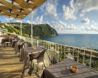 \'room in B&B - Ischia-forio With a Breathtaking View, Above the Poseidon Gardens, 3 People\' - Forio - Balcony