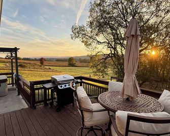 Wine Weekend Getaway: Steps to Winery & Battlefield w/ Mountain Views & Hot Tub! - Sharpsburg - Varanda