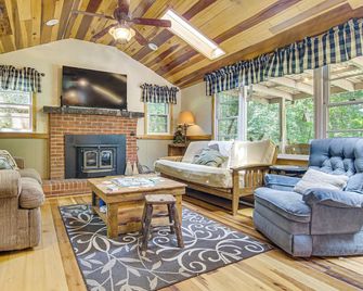 20-Acre Cabin w/ Pond: 5 Mi to Biltmore Estate! - Asheville - Wohnzimmer