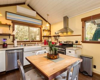 Scotty Point- Cabin on the Bluff - Trinidad - Kitchen