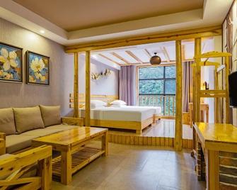 Shennongjia Auspicious Clouds Building Forest Hotel - Shennongjia - Habitación